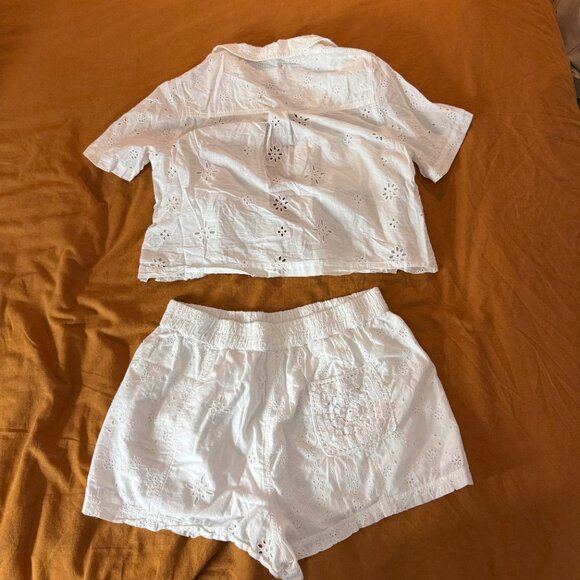 Pretty Eyelet Shorts size L - Picture 4 of 5